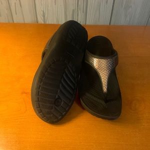 Crocs - Silver and Black Sloane Sandals
